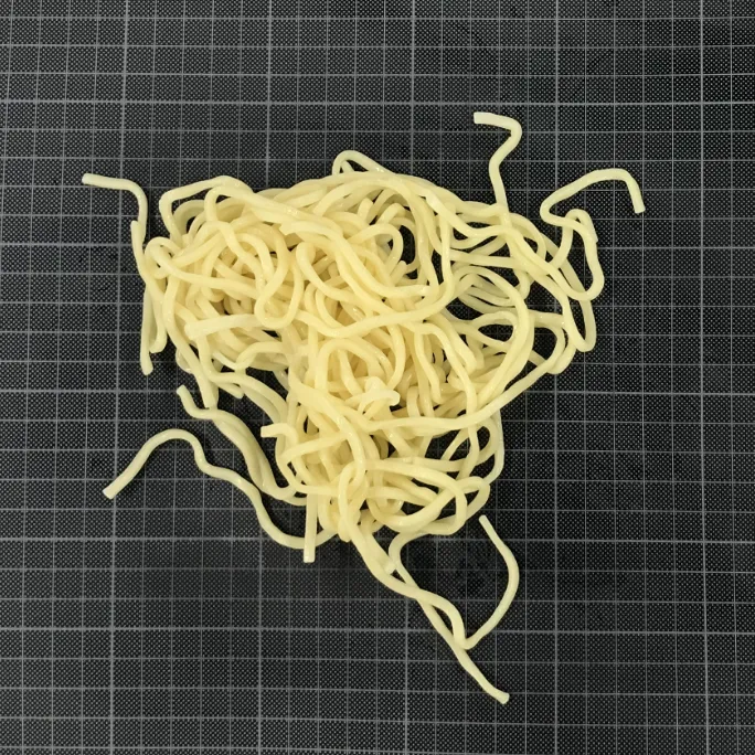 日清麺がほぐれやすいオイルを使用した中華麺が落下した写真です。