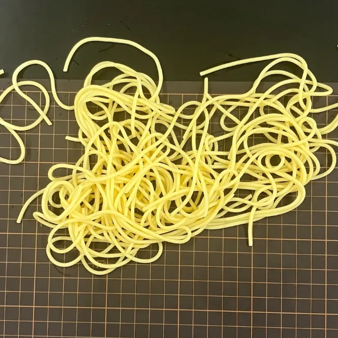 日清麺がほぐれやすいオイルを使用したスパゲッティーが落下した写真です。